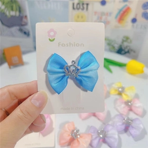 Barrettes à nœuds satinés dégradés avec couronnes strass pour filles sur carte