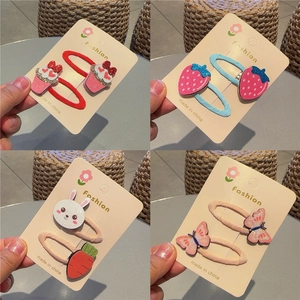 Détail de barrettes BB en tissu avec motifs mignons de cupcakes, lapins et fraises