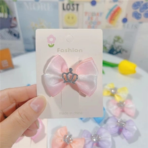 Détail du nœud en satin rose avec couronne argentée sur carte cadeau fleurie