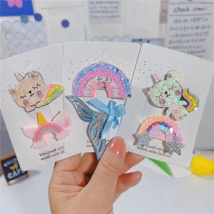 Détail de pinces à cheveux licorne et sirène pailletées pour enfants sur cartes