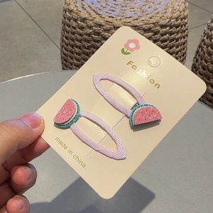Détail de barrettes BB en tissu faites à la main avec décorations de pastèque rose