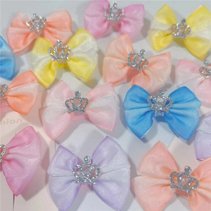 Détail de nœuds en ruban dégradé macaron avec centres en couronne d'argent étincelant