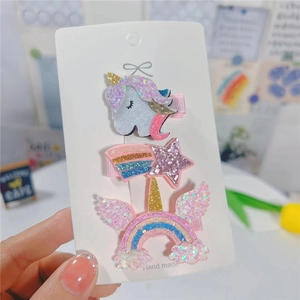 Détail de barrettes à cheveux à paillettes faites main avec licorne, étoile et arc-en-ciel