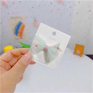 Pince à cheveux nœud en maille verte avec détails papillon pour petites filles