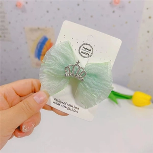 Barrette à cheveux avec nœud en tulle vert menthe et couronne de strass