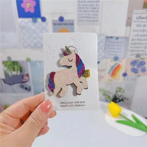 Gros plan de barrettes licorne arc-en-ciel scintillantes pour petites filles