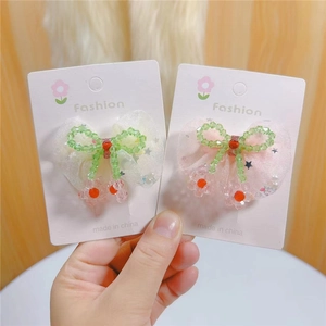 Detail von handgefertigten Organza-Haarspangen mit Kristallperlen-Blumen für Mädchen
