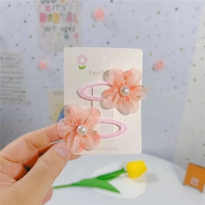 Zwei rosa Organza Blumen-Haarspangen mit Perlen für Mädchen auf Displaykarte