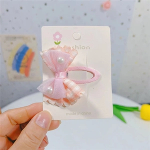 Barrette nœud vichy rose pour fille avec voile de tulle et perles sur carton blanc