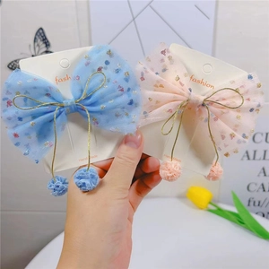 Vue détaillée des barrettes à cheveux en tulle faites à la main avec paillettes et pompons