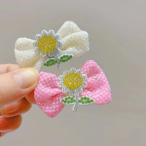 Detail von Netz-Schleifen-Haarspangen mit Sonnenblumen-Strasssteinen in Pink und Creme