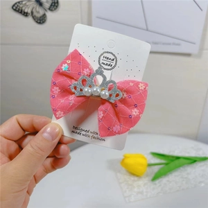 Barrette à cheveux avec nœud en tulle rose couronne argentée et perles élégantes