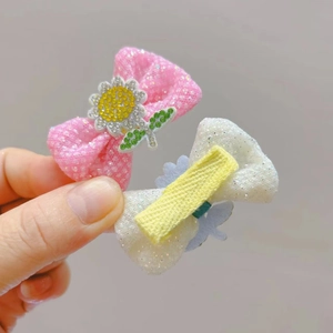 Detail von rosa Netz-Haarschleifen mit glitzernden Sonnenblumen und Clip-Rückseite