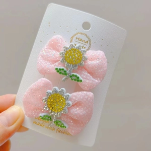 Detail von rosa Schleifen-Haarspangen aus Netzstoff mit glitzernden Strassblumen