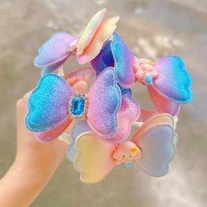 Détail de serre-têtes pailletés dégradés avec poupées sirènes et pierres pour petites filles