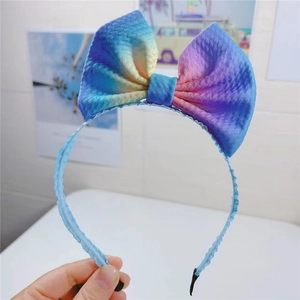 Détail du serre-tête bohème avec grand nœud arc-en-ciel et texture ondulée bleue