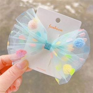 Blauer Netz-Haarclip mit bunten Bommeln für Mädchen auf einer modischen Displaykarte