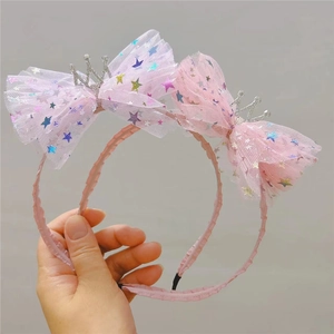 Détails de serre-têtes roses avec nœud en tulle arc-en-ciel et couronne argentée