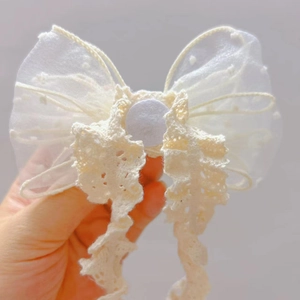 Elastisches Baby-Stirnband mit handgefertigter cremefarbener Spitzenschleife und Perlen