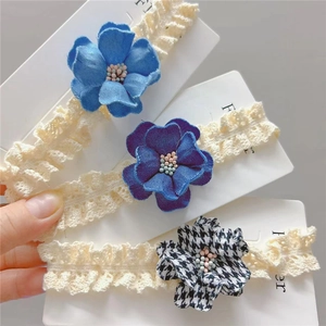 Ensemble détaillé de bandeaux bébé en dentelle florale avec fleurs bleues et motifs pied-de-poule