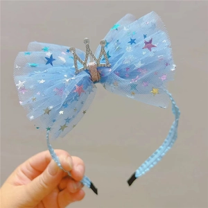 Détail d'un serre-tête en tulle bleu avec étoiles laser et couronne en strass argentée