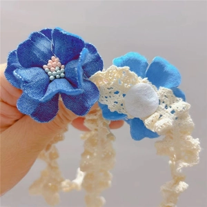 Détail du bandeau en dentelle avec camélia en denim bleu et perles délicates