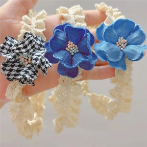 Lot de trois bandeaux de bébé en dentelle avec rosettes en tissu pied-de-poule et fleurs