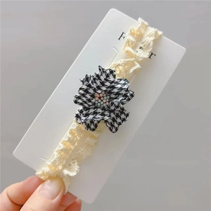 Bandeau bébé en dentelle avec fleur en motif pied-de-poule noir et blanc et perles