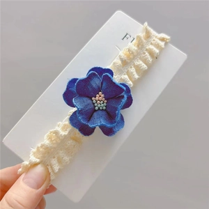 Bandeau bébé en dentelle avec fleur de camélia bleu denim et perles décoratives