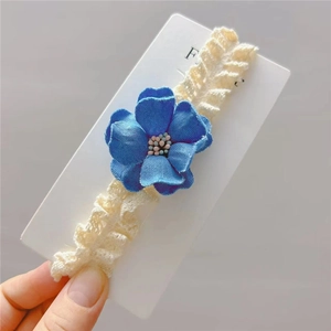 Bandeau bébé fait main avec camélia bleu denim et dentelle élastique plissée beige