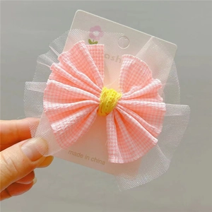 Barrette à nœud vichy rose avec tulle blanc pour bébé fille sur carte de présentation