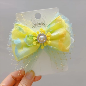 Spitzen-Haarclip mit Sonnenblumen-Perle auf einer niedlichen Hasen-Displaykarte