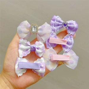 Détail du lot de barrettes nœuds violets avec cœurs en dentelle et tissus mousseline