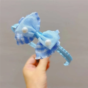 Cerchietto a fiocco blu a quadretti con volant in tulle e perle per bambine