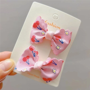 Barrettes en satin rose pour filles avec motifs de cerises sur carte d'affichage