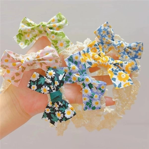 Détail de lot de 5 bandeaux pour bébé avec motifs floraux, marguerites et dentelle