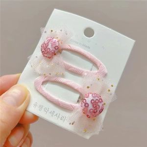 Barrettes à cheveux à nœud rose pailleté pour filles sur carte de présentation