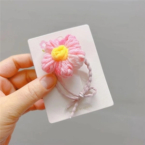 Handgemachtes gehäkeltes Blumen-Haargummi mit rosa Blütenblättern und gelbem Kern