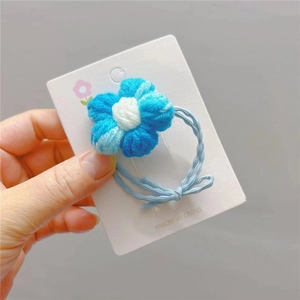 Handgefertigtes gehäkeltes blaues Blumen-Haargummi mit 3D-Struktur für Damen