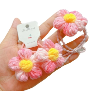 Handgefertigtes Set aus gehäkelten Blumen-Haargummis in Rosa und Gelb für Mädchen