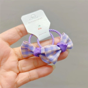 Set di due elastici per capelli viola a quadretti per bambine su cartoncino espositivo