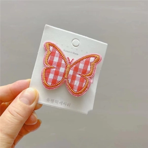 Barrette papillon brodée avec motif à carreaux rouge et blanc et bordure en dentelle