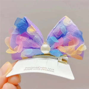 Barrette à cheveux nœud en maille violette avec fleurs en tissu et perle centrale