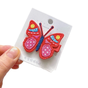 Barrette papillon brodée avec ailes rouges et motifs à pois multicolores