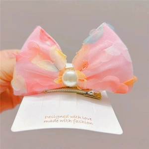 Barrette à cheveux rose en résille avec perle et paillettes sur carte support