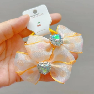 Oranje organza haarelastiekjes met stippen en hartvormige strass op witte kaart