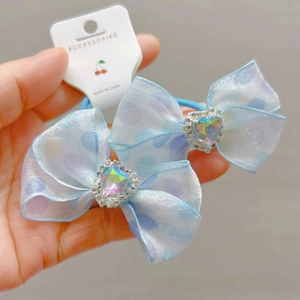 Detail van lichtblauwe organza haarelastiekjes met hartvormige strass-steentjes