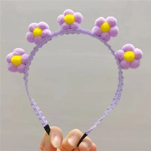 Vue détaillée du serre-tête tournesol en peluche violette pour les fêtes