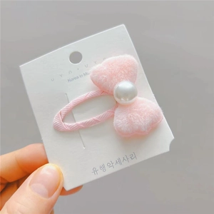 Pince à cheveux nceud en fausse fourrure rose pour filles avec perle sur carton