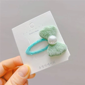 Pince à cheveux nœud en fausse fourrure avec perle pour filles en vert menthe et bleu